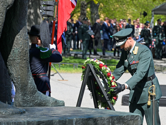 Kronprins Haakon legg ned krans ved Nasjonalmonumentet. Foto: Sven Gj. Gjeruldsen, Det kongelege hoffet